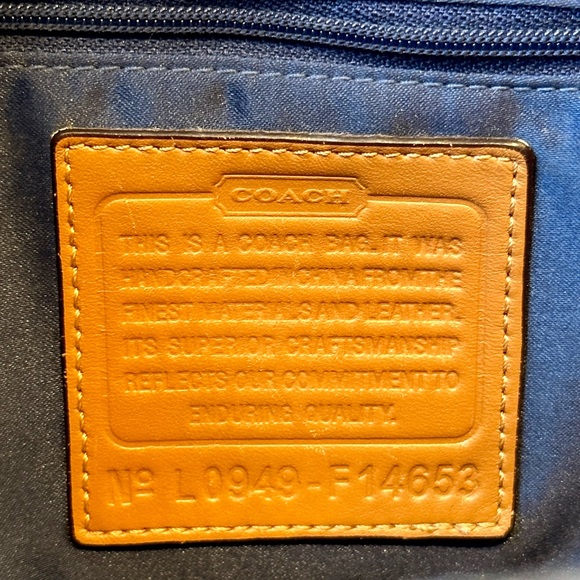 Beautiful Coach Tote Purse WITH Matching Wallet - Picture 3 of 15